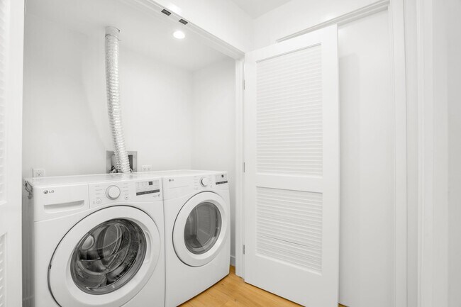 Building Photo - 1422 Tamarind Ave