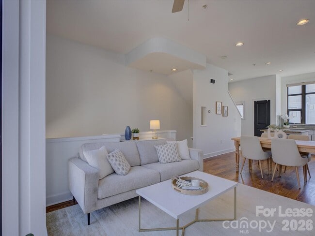 Building Photo - 636 Garden District Dr