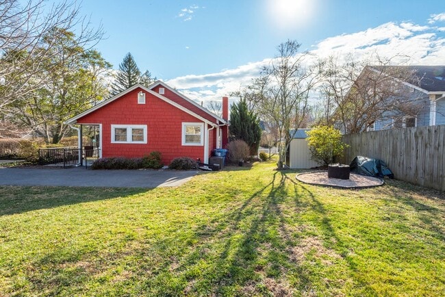 Building Photo - Charming Black Mountain Rental!