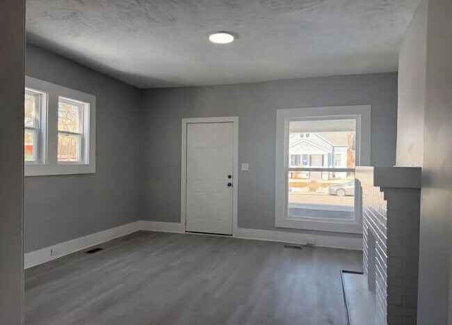 Building Photo - Remodeled two bedroom gem!