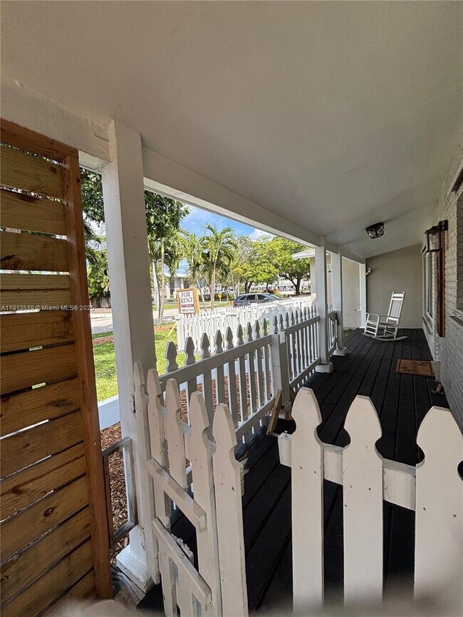 Building Photo - 2002 NE 43rd St