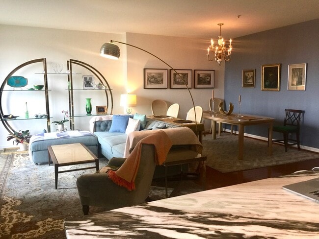 Building Photo - 10 E Lee St