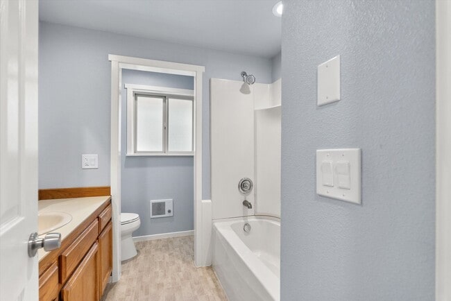 Building Photo - 3 Bed 2 Bath Fully Fenced Split Level Lake...