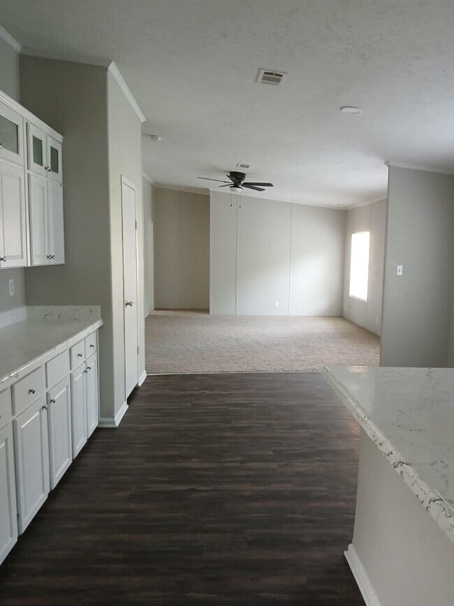 Building Photo - 15641 Deer Glen Ln