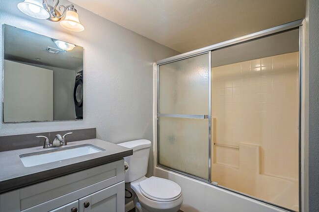 Building Photo - Walking Distance to ASU!