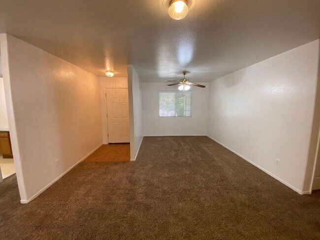 Building Photo - 3848 E Oak Ave