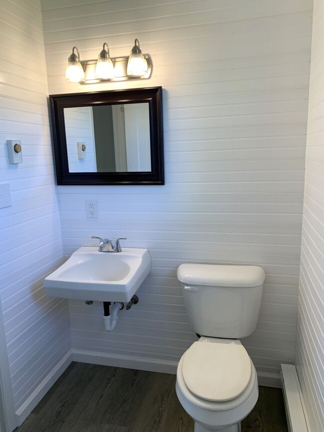 Building Photo - Newly renovated, affordable, 3 bed/1 bath end unit townhouse