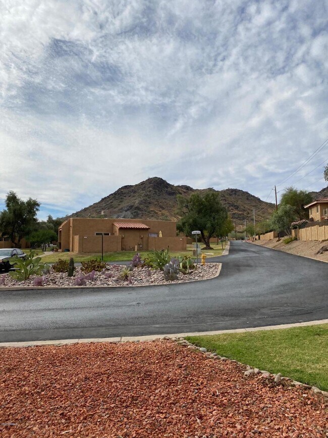 Building Photo - 808 E Cochise Dr