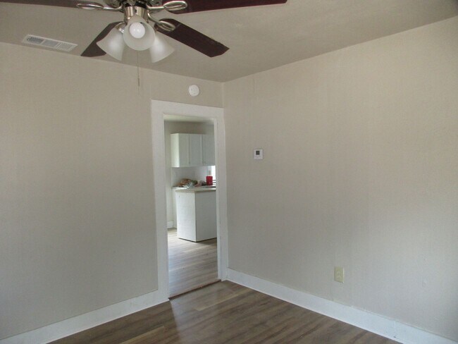 Building Photo - Charming Remodeled 2/1 Home