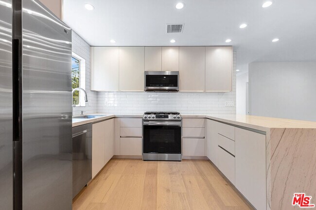 Building Photo - 3444 S Bentley Ave