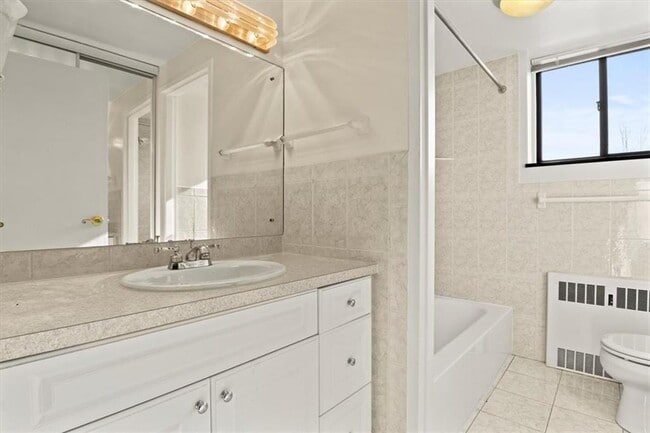 Building Photo - 2501 East Ave