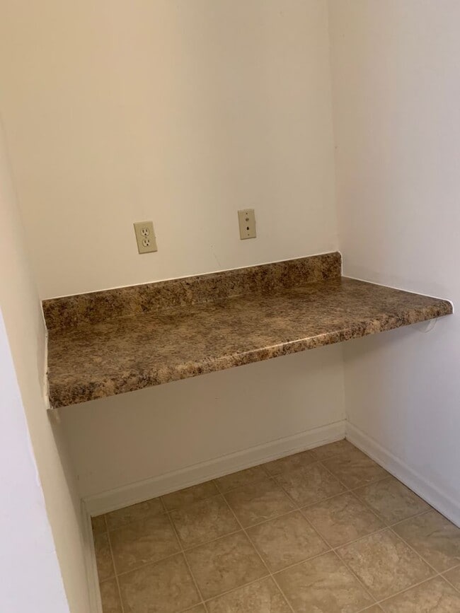 Building Photo - 2 Bedroom 2.5 Bath Townhouse