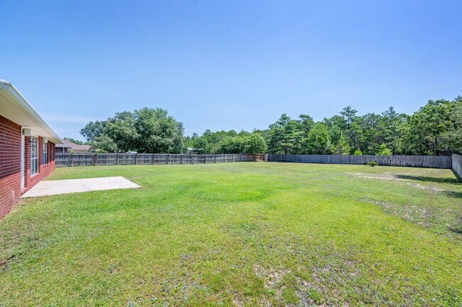 Building Photo - Spacious Home in Navarre!