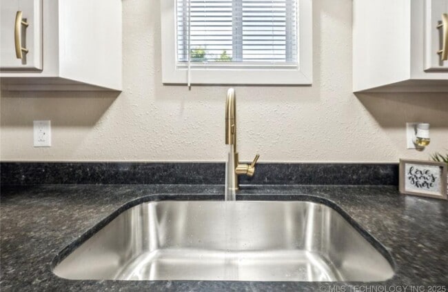 Building Photo - 306 Short St