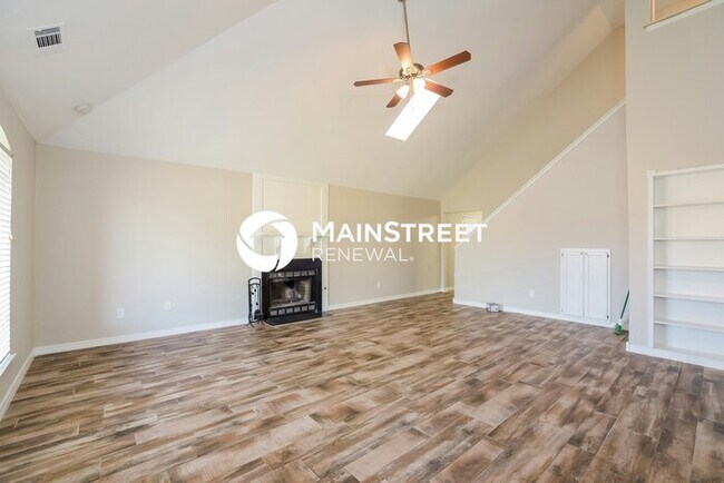 Building Photo - 4 Bedroom Pet-Friendly Home in MOORE, OK with Main Street Renewal