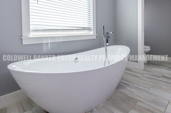 Building Photo - 9618 Shooting Star Cir