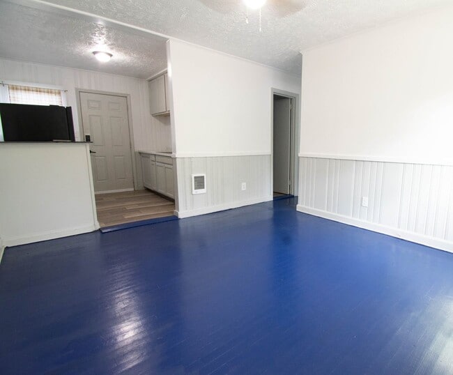 Building Photo - 2 Bedroom 1 Bathroom Updated Apartment! No Pets