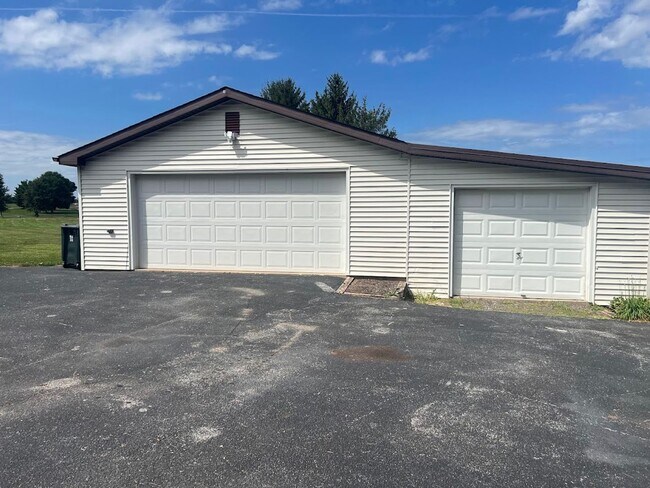 Building Photo - 3 Bedroom Home on 3 Acres