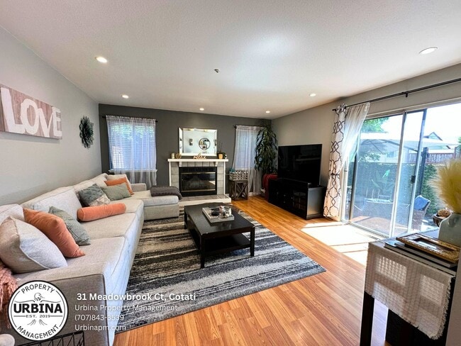 Building Photo - Bright and Spacious 3 Bedroom Townhome in ...