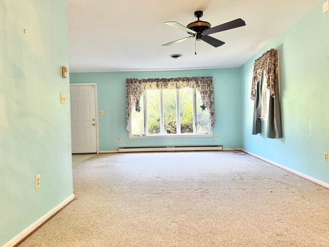 Building Photo - LARGE HOUSE CLOSE TO DAHLGREN!