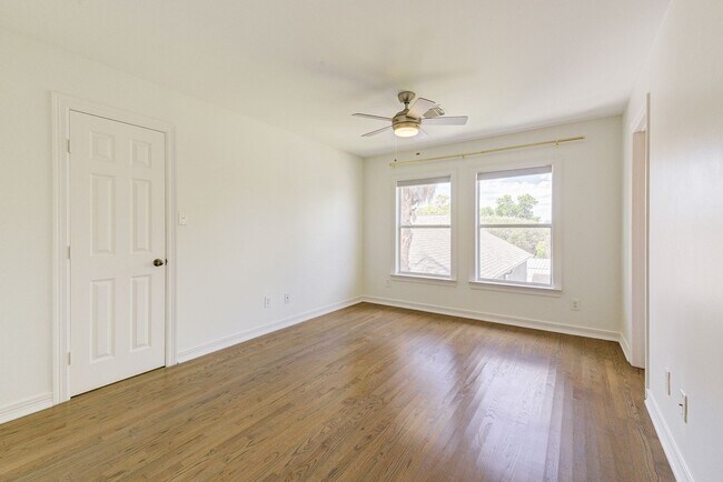 Building Photo - 3 bed, 3/1 bath updated townhome in the he...