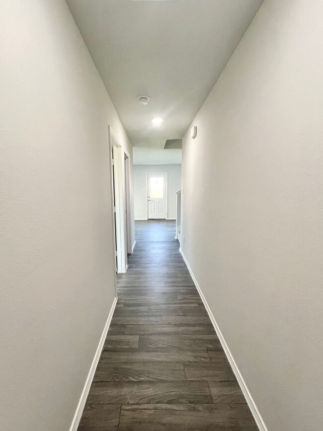 Building Photo - Stunning New Build with 5 Bedrooms & Moder...