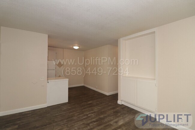 Building Photo - 2-bedroom, 2-bathroom home in a gated comm...