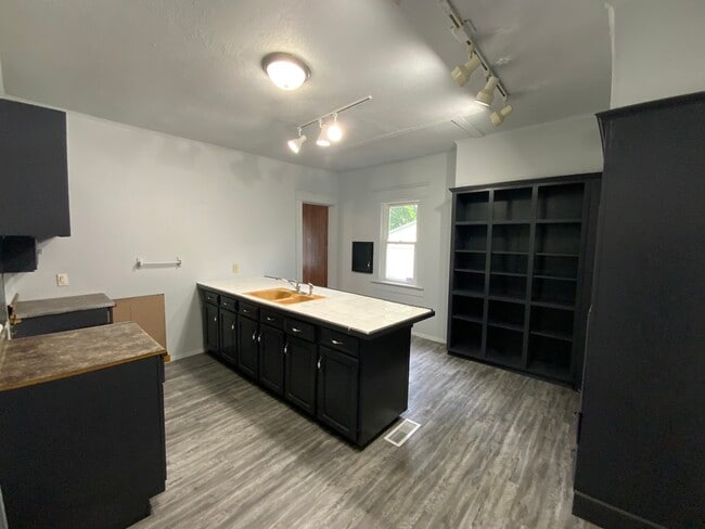 Building Photo - 1207 N Walnut St