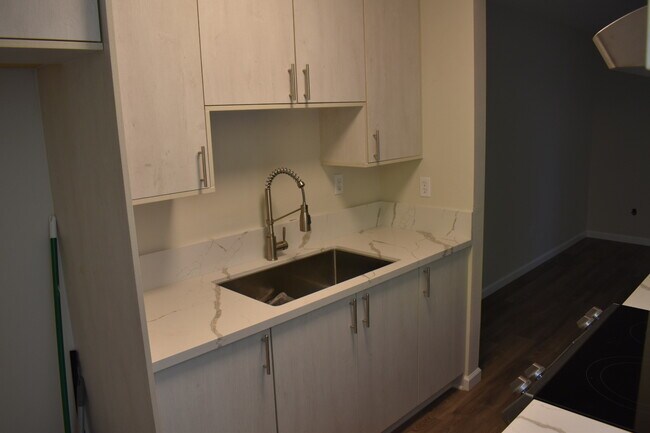 Building Photo - 279 Moss St