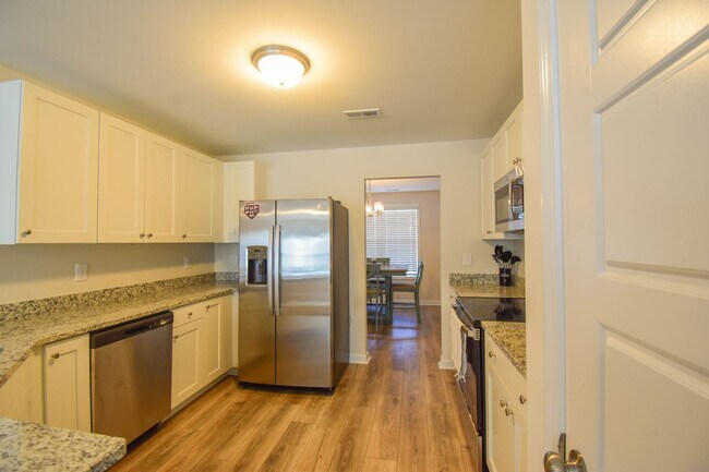 Building Photo - 3 Bedroom 2.5 Bathroom- Built in 2024!