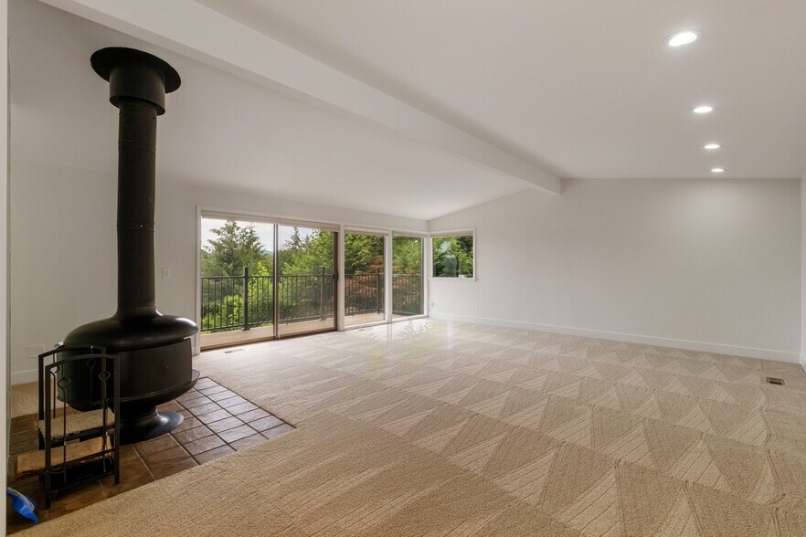 Building Photo - 639 W Lake Sammamish Pky NE
