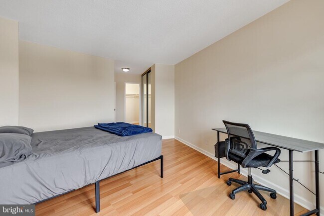 Building Photo - 307 Yoakum Pkwy