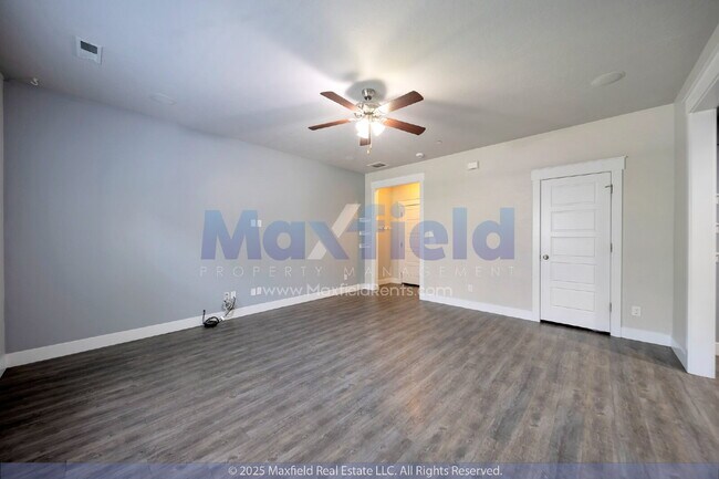 Building Photo - Small Pet Friendly - 3BD 2BTH 2GAR - Center Street/700 W Near TopGolf