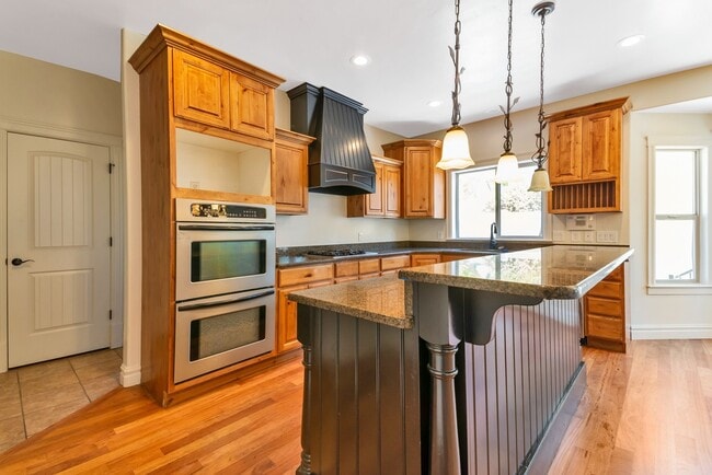 Building Photo - Beautiful home nestled in Pleasant Grove
