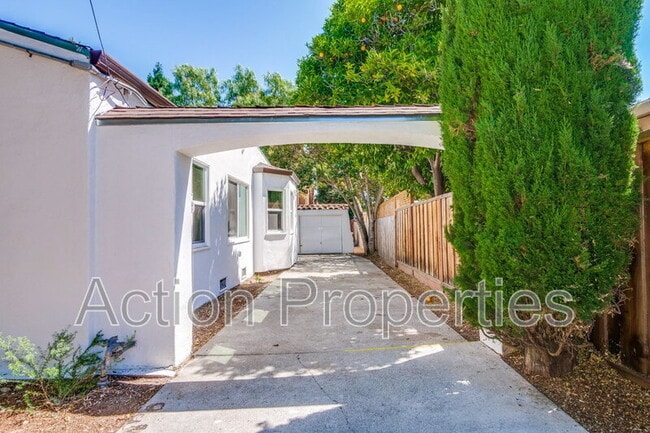 Building Photo - 152 S Bayview Ave
