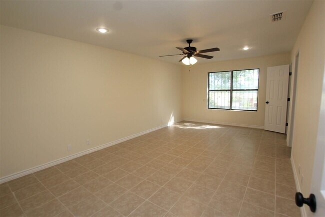 Building Photo - 4605 S Zapata Hwy
