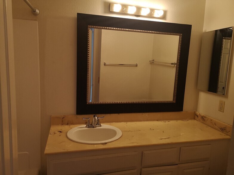 Building Photo - 609 S College Ave