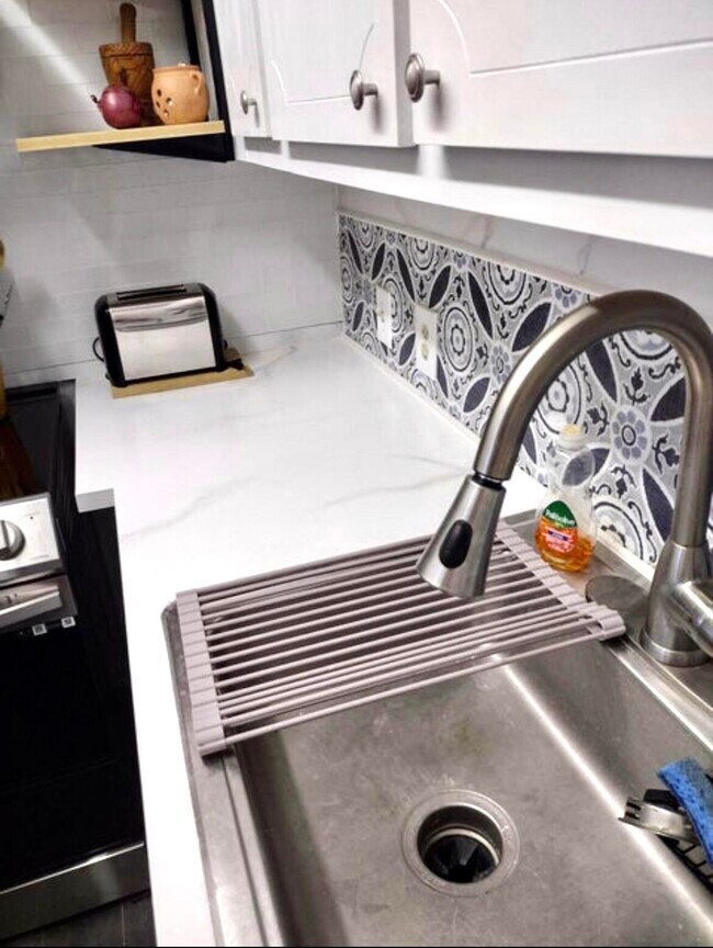 Building Photo - 209 Suffolk F