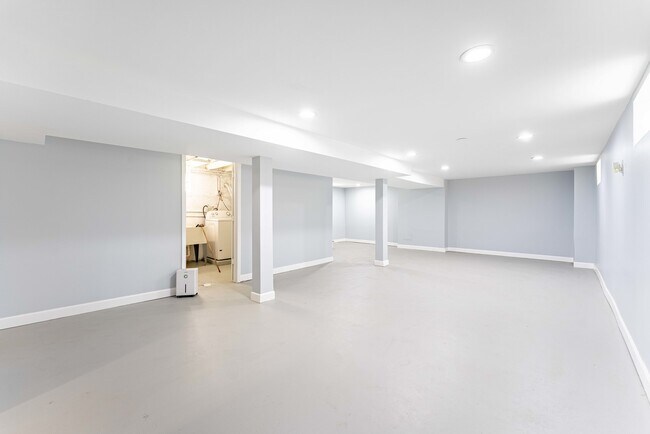 Building Photo - 4507 S Leamington Ave