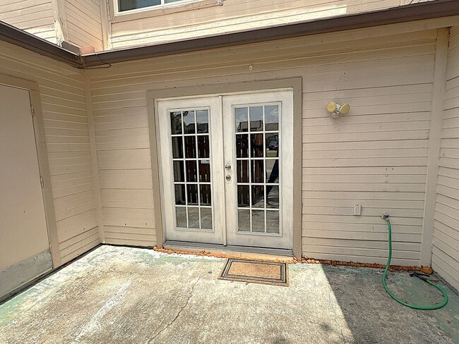 Building Photo - Conveniently Located Humble Townhome