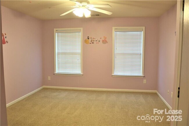 Building Photo - 913 Lillieshall Rd