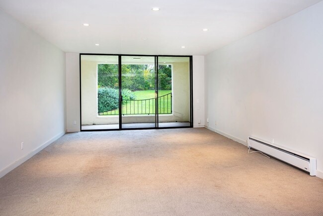 Building Photo - 2bed/2bath Condo in the Heart of Coast Village!