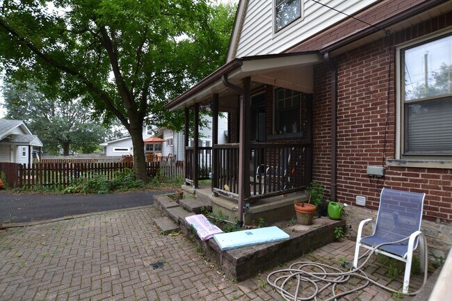 Building Photo - Beautiful woodwork in this incredible Clin...