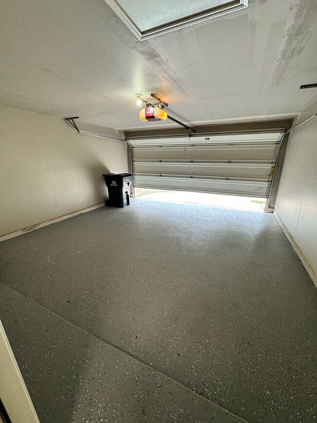 Building Photo - Beautifully 3 Bed, 2 Bath Renovated Home N...