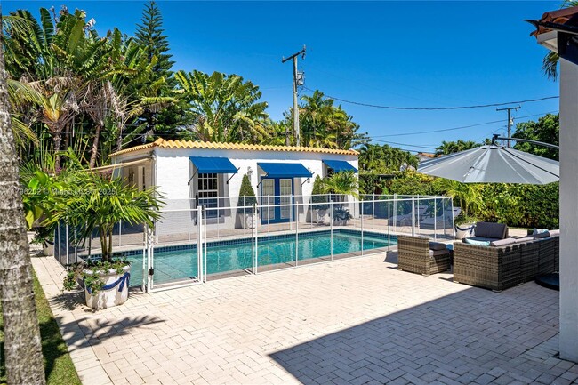 Building Photo - 1567 Bay Dr