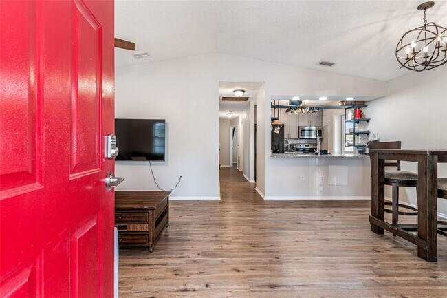 Building Photo - 2101 W Cherry St