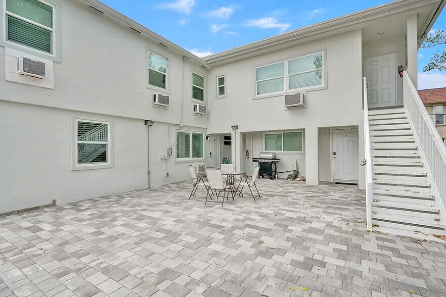 Building Photo - 906 N Riverside Dr