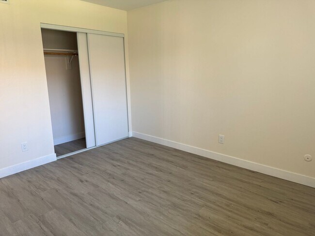 Building Photo - $250.00 1st Month's Rent! Utilities Included!