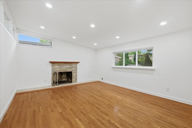 Building Photo - Charming Split-Level Home in the Heart of Alexandria