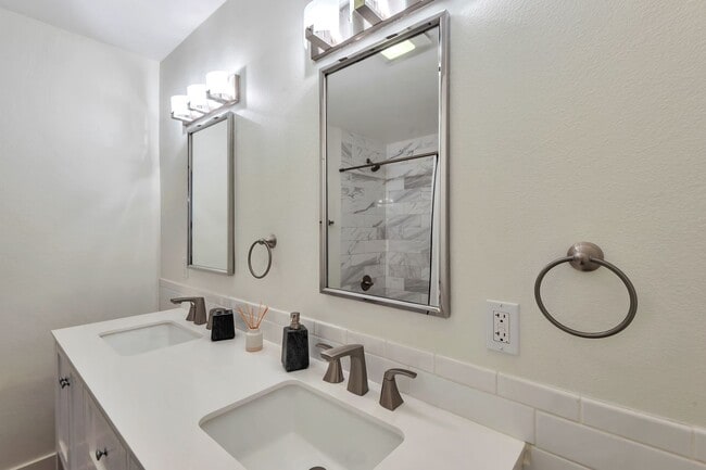 Building Photo - Updated and Spacious 3BED/2BATH Scottsdale Home